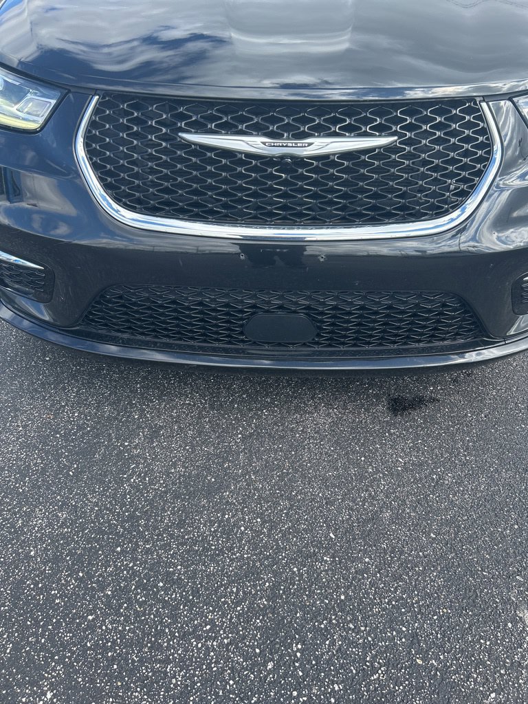 Used 2023 Chrysler Pacifica Touring-L FWD image 3