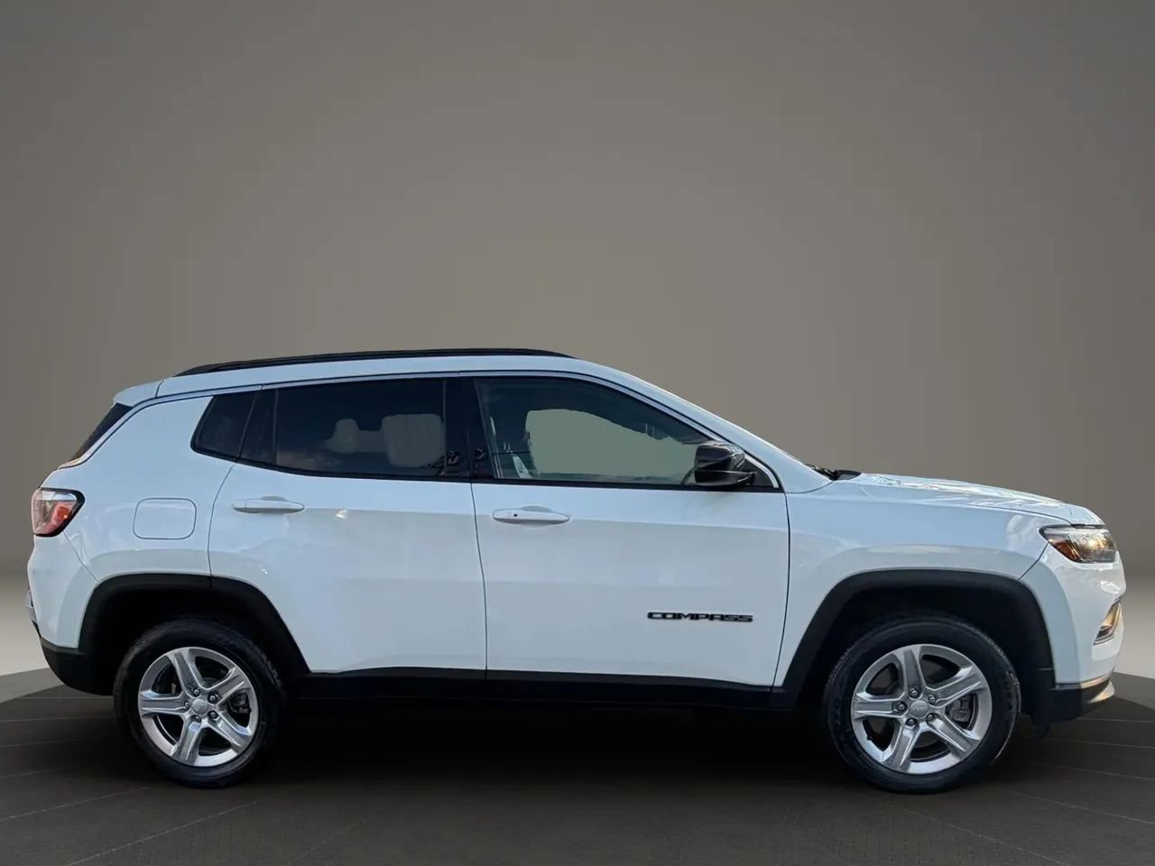 Used 2023 Jeep Compass Latitude image 4