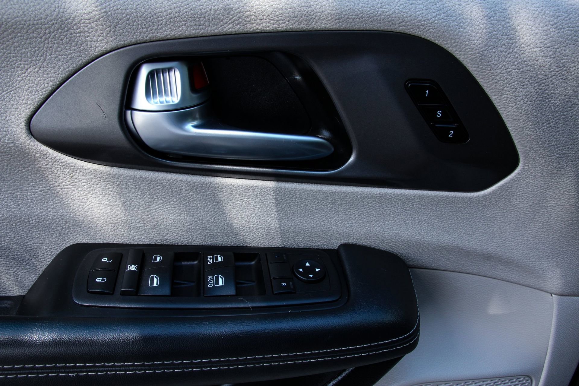 Used 2024 Chrysler Pacifica Touring-L image 14