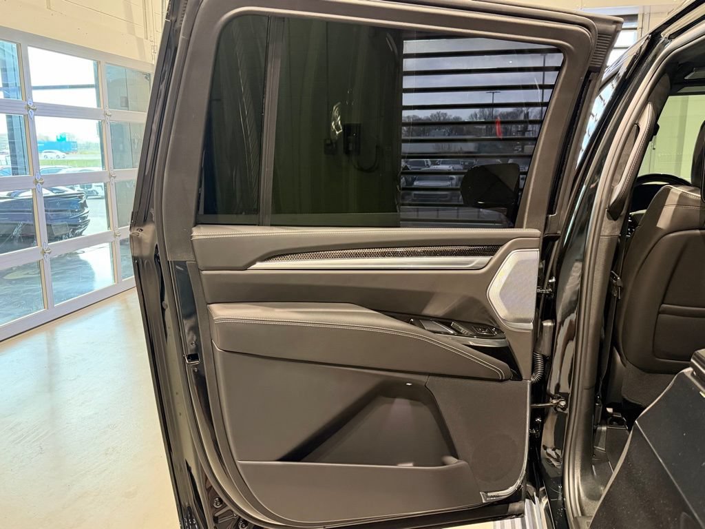 Used 2026 Cadillac Escalade ESV V AWD/4WD image 40