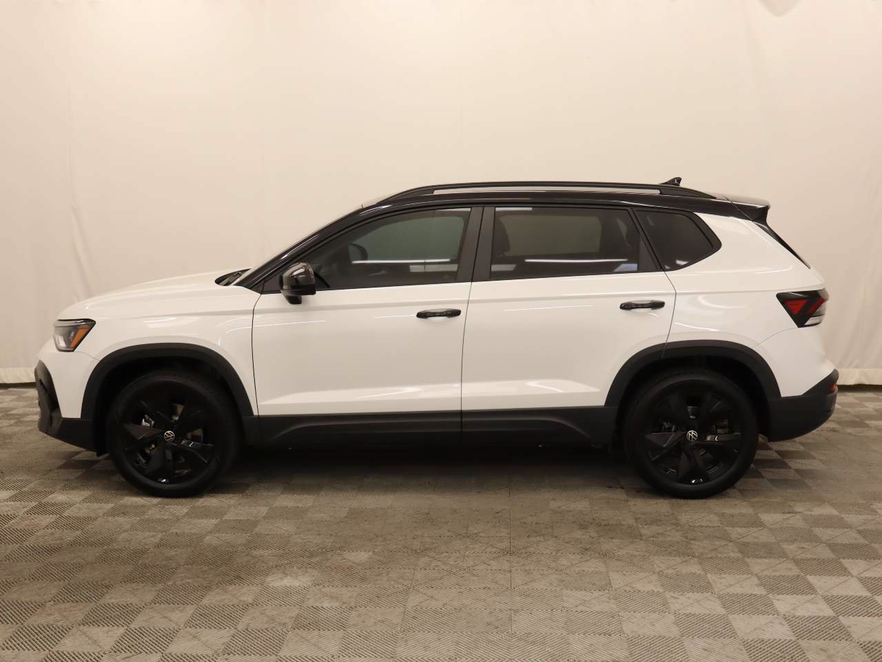 New 2026 Volkswagen Taos SE FWD image 2