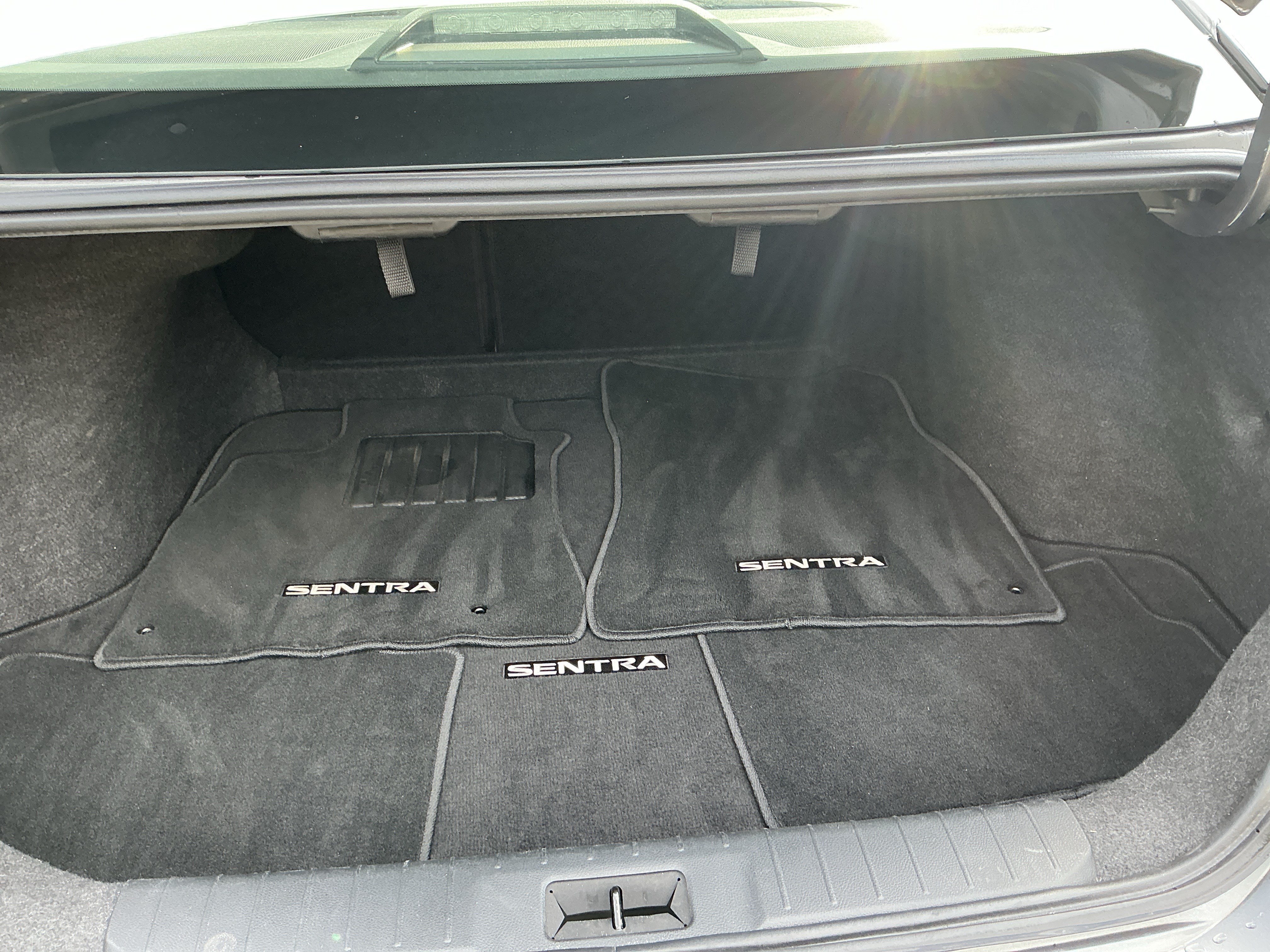 Used 2022 Nissan Sentra SR w/ Trunk Package FWD image 17