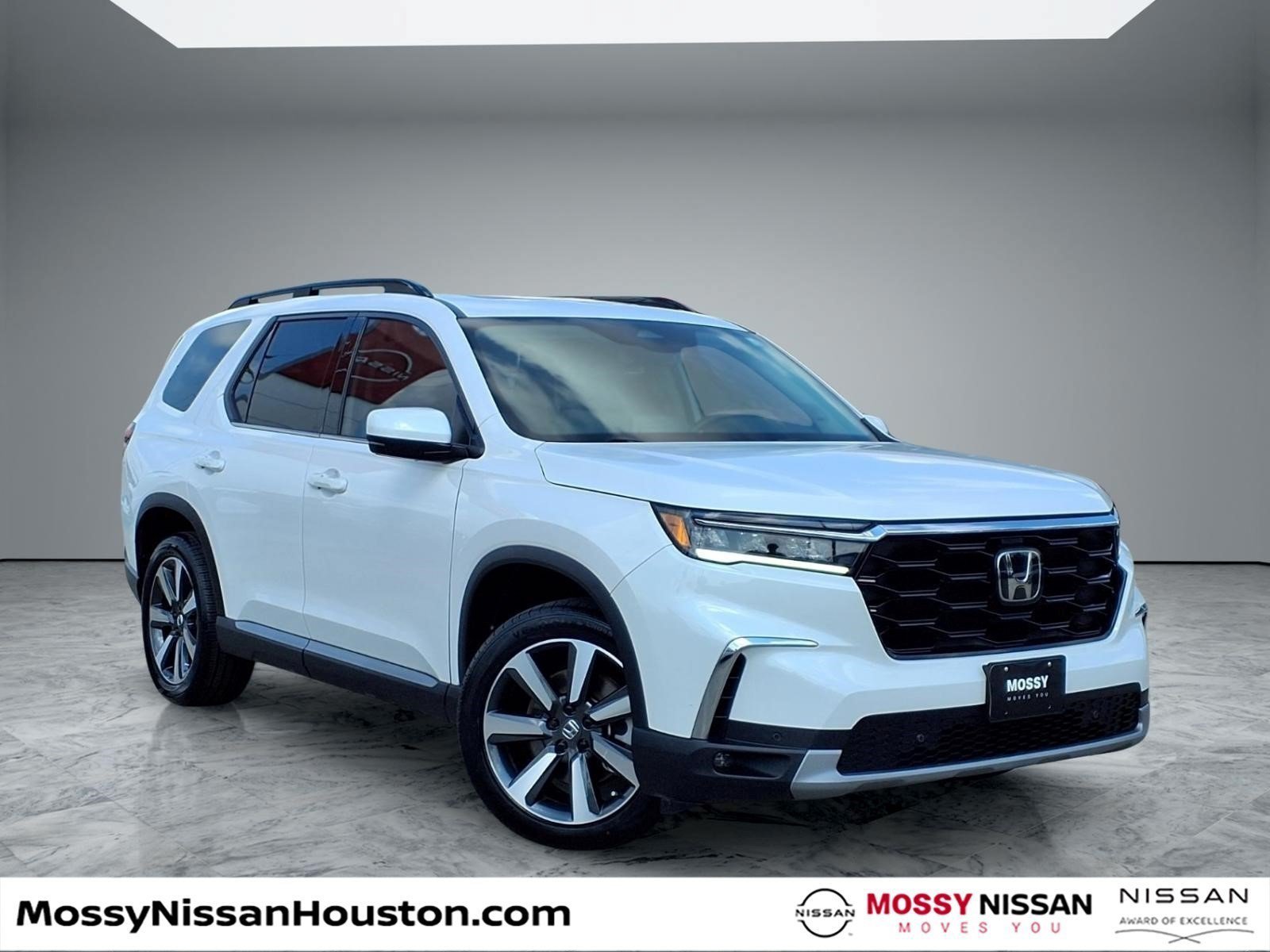 Used 2024 Honda Pilot Touring image 1