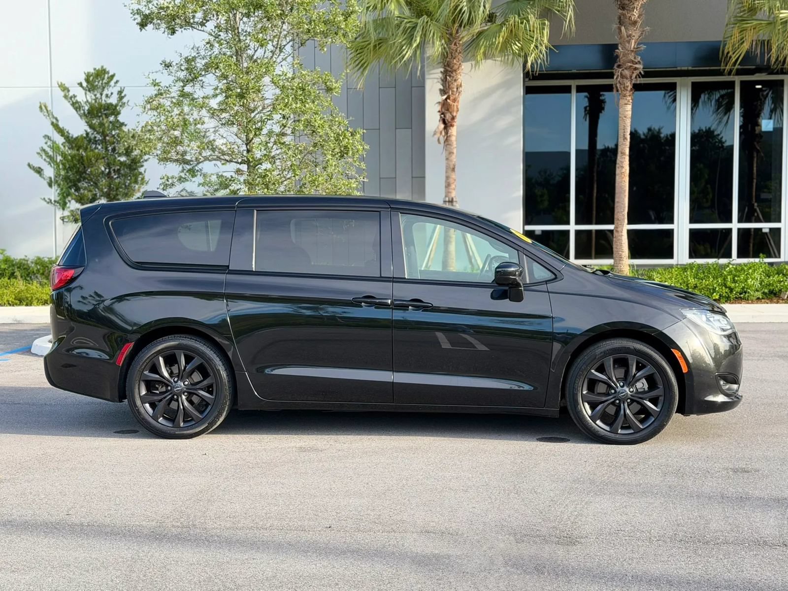 Used 2020 Chrysler Pacifica Touring w/ S Appearance Package FWD image 4