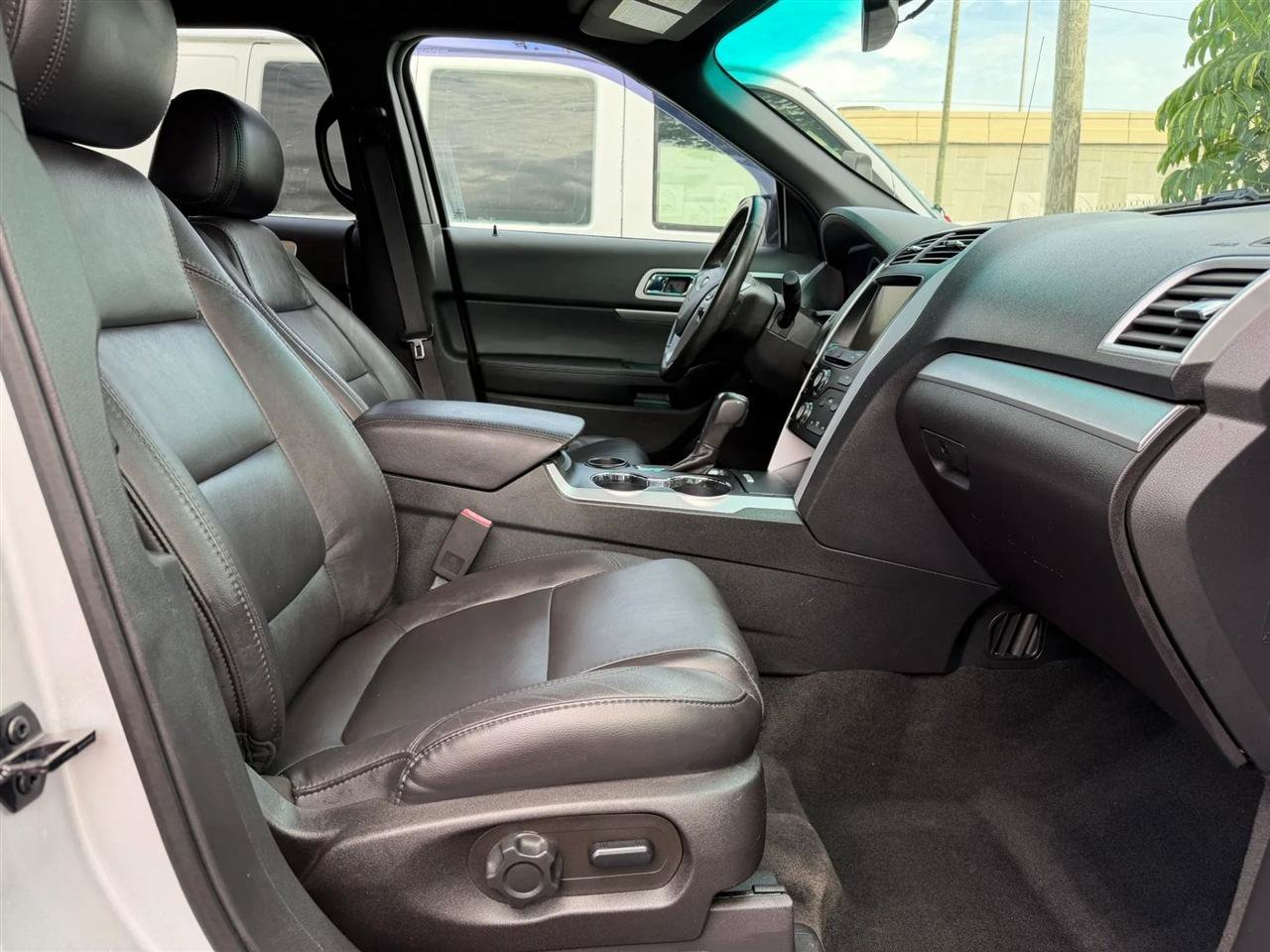 Used 2015 Ford Explorer XLT w/ Equipment Group 202B FWD image 39