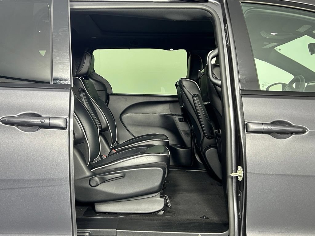 Used 2023 Chrysler Pacifica Limited w/ Uconnect Theater Family Group FWD image 12