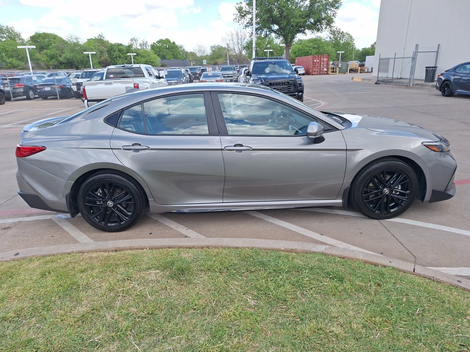 Used 2025 Toyota Camry SE w/ Convenience Package image 7