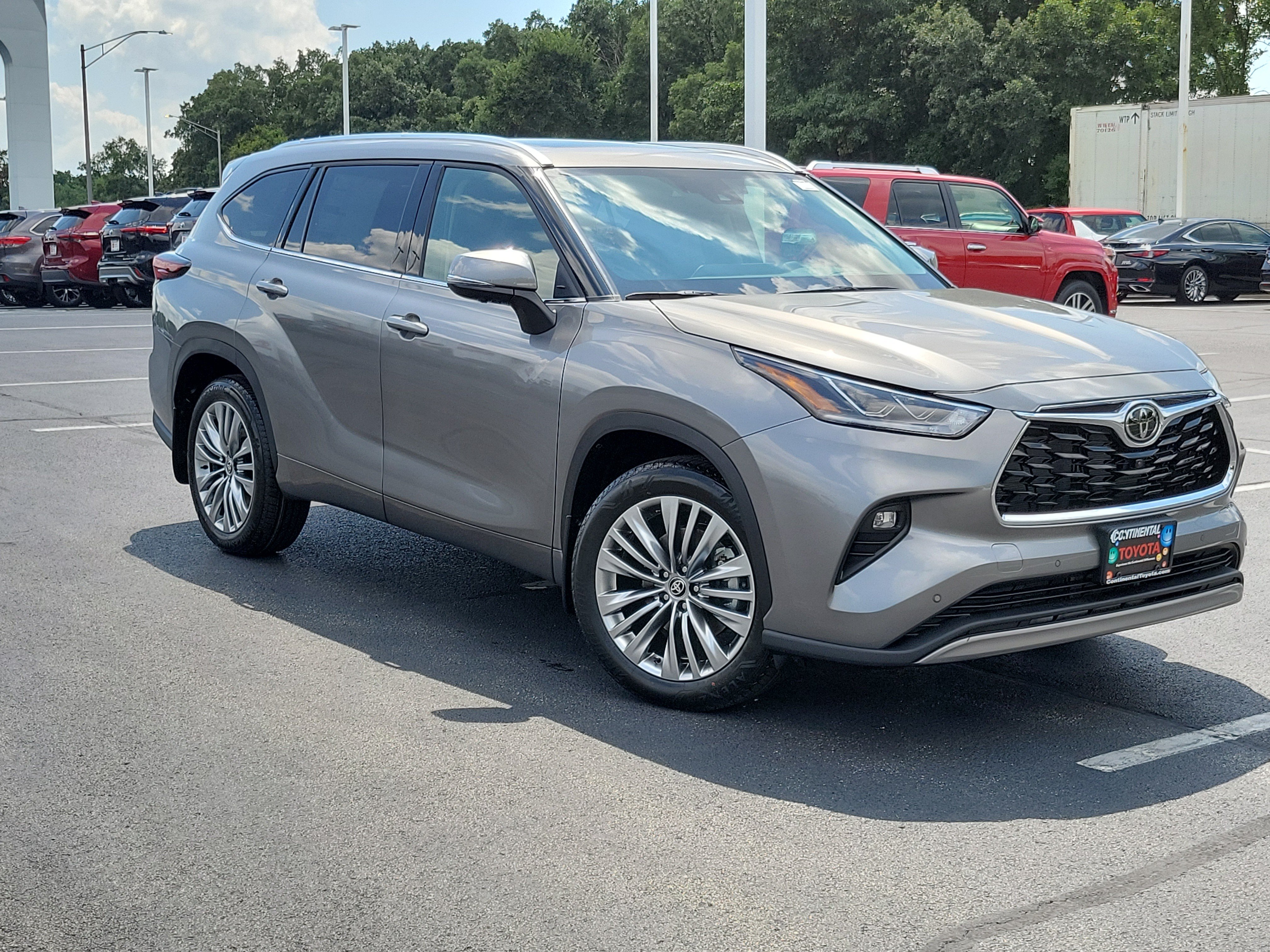 New 2026 Toyota Highlander Platinum AWD/4WD image 2