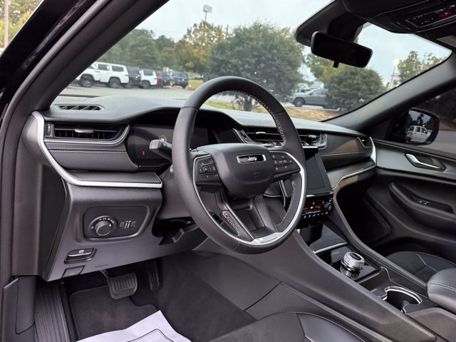 Used 2025 Jeep Grand Cherokee L Altitude RWD image 16