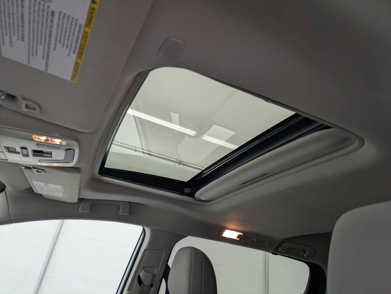 Used 2024 Toyota Sienna LE w/ LE Plus Package FWD image 19