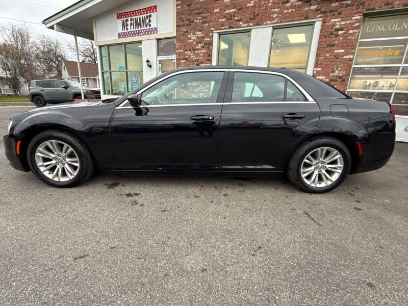 Used 2017 Chrysler 300 Limited image 8