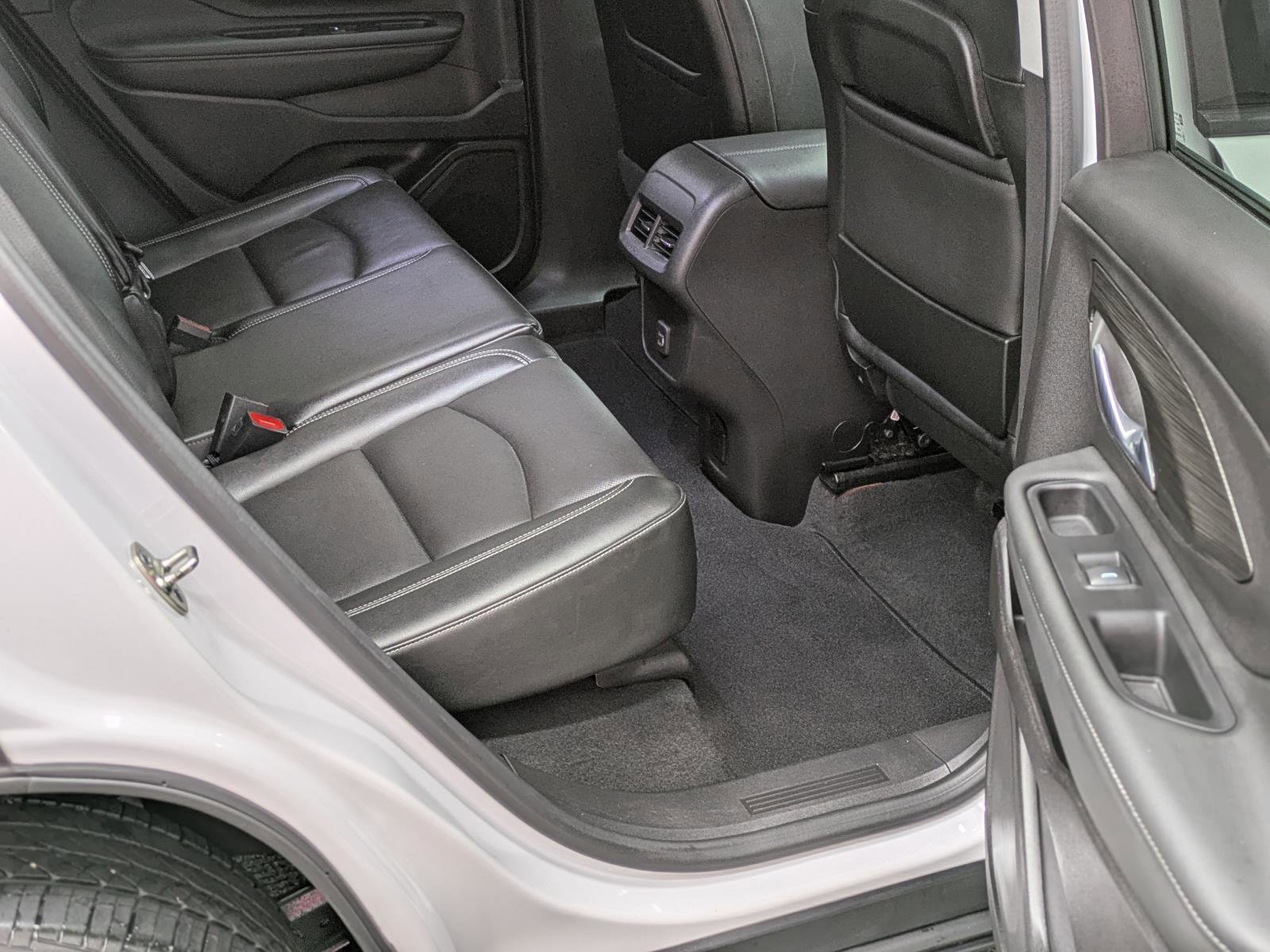 Used 2024 GMC Terrain SLT image 20