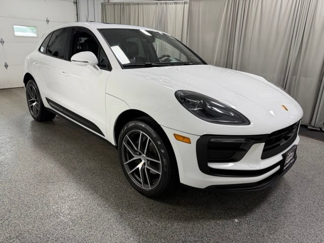 Used 2023 Porsche Macan AWD/4WD image 3