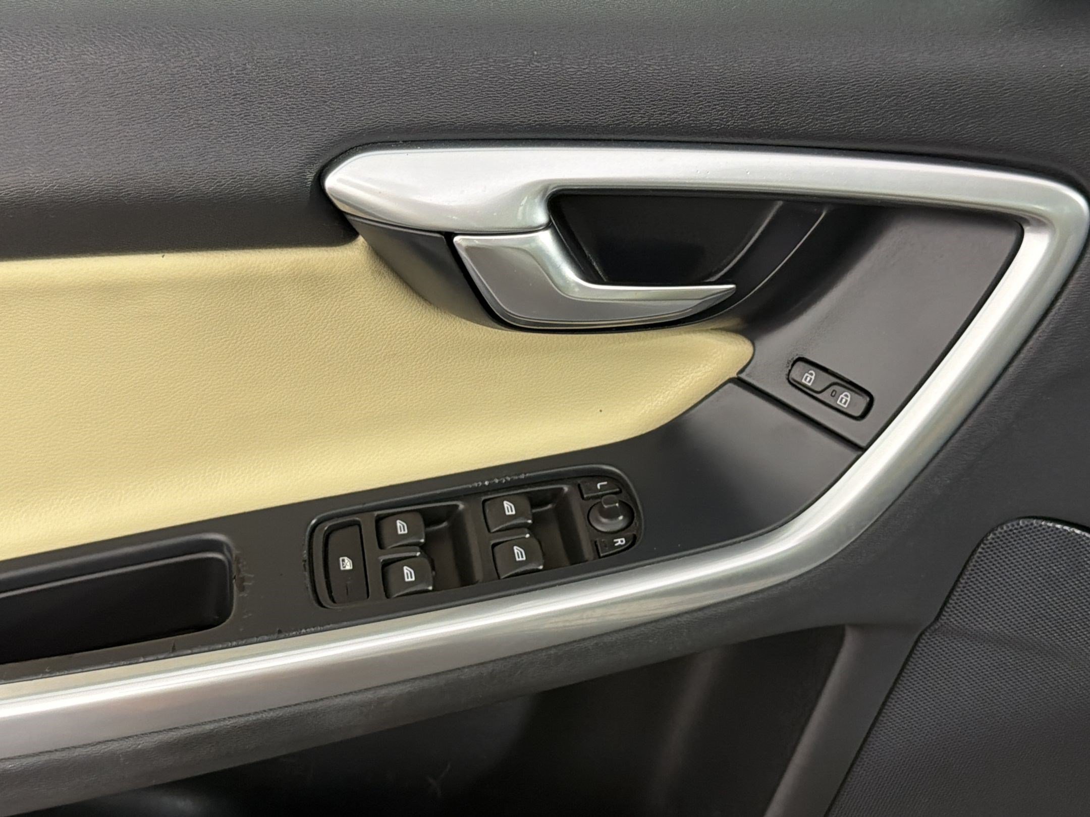 Used 2018 Volvo V60 T5 Dynamic w/ Vision Package FWD image 27