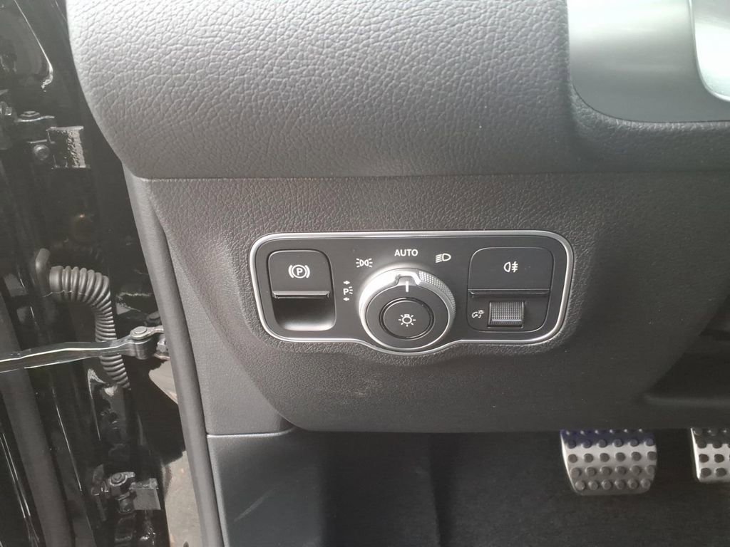 New 2026 Mercedes-Benz GLB 35 AMG 4MATIC image 17