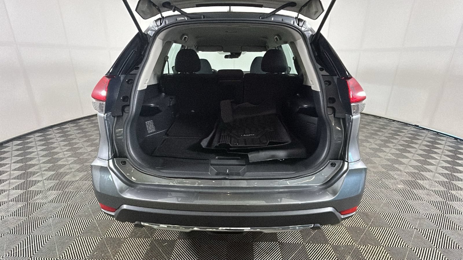 Used 2020 Nissan Rogue S FWD image 31