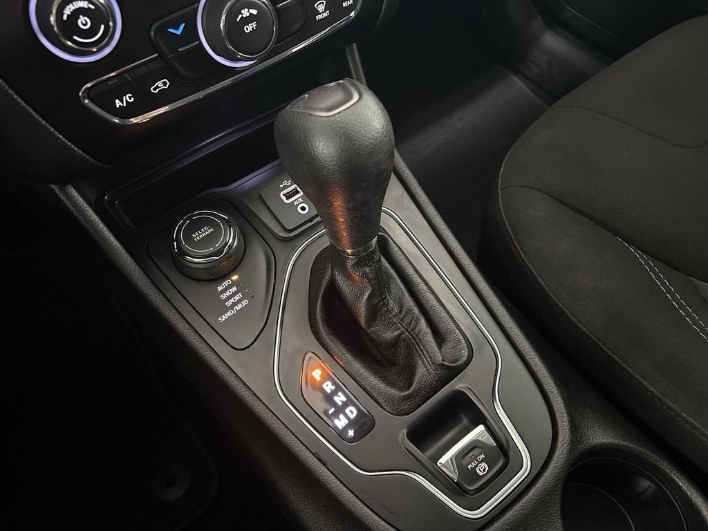 Used 2019 Jeep Cherokee Latitude AWD/4WD image 41