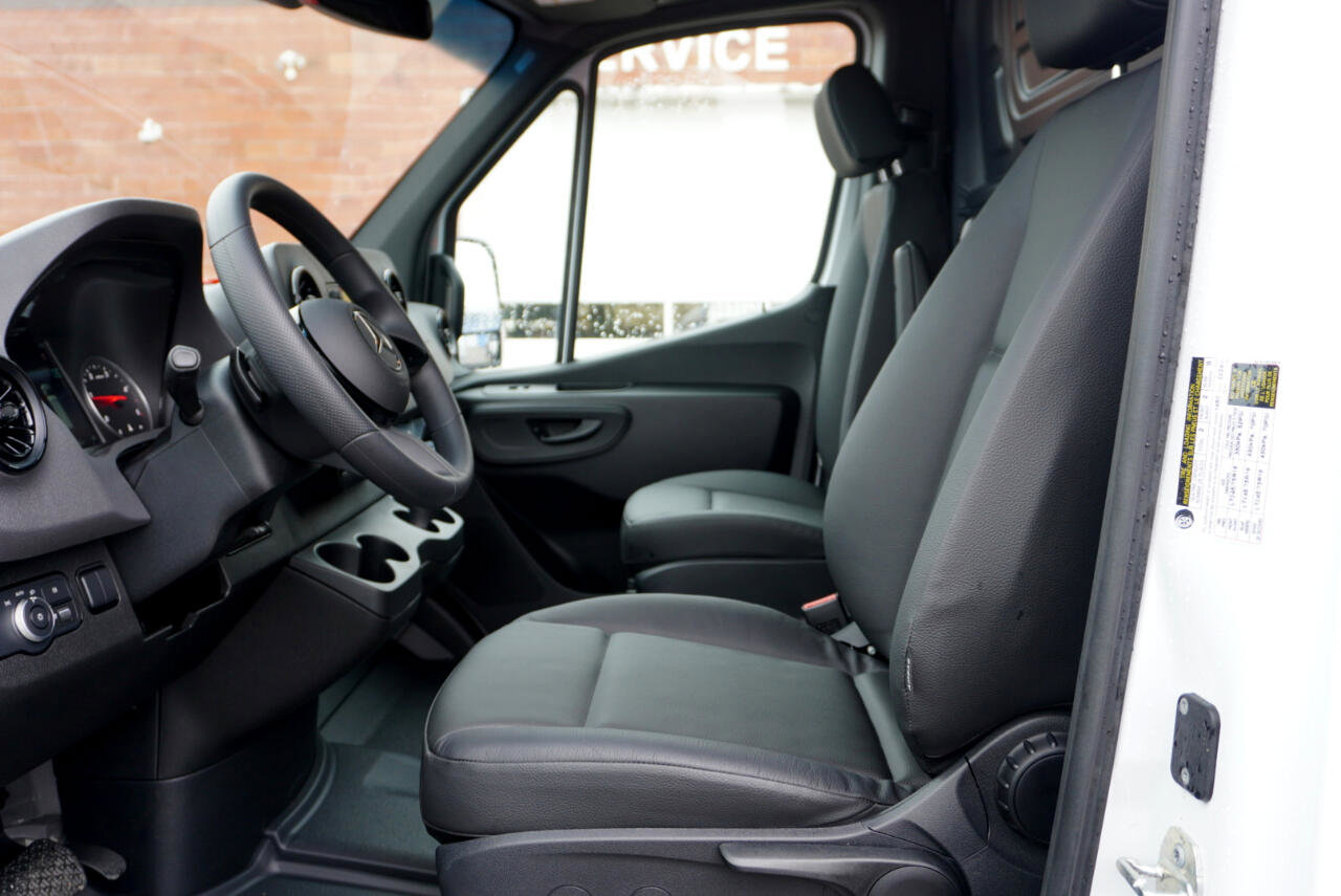 Used 2025 Mercedes-Benz Sprinter 2500 image 16