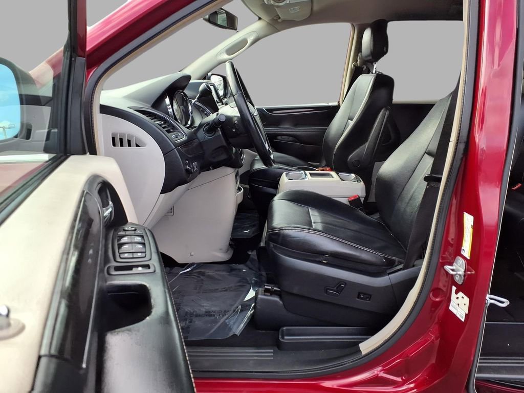 Used 2014 Chrysler Town & Country Touring image 24