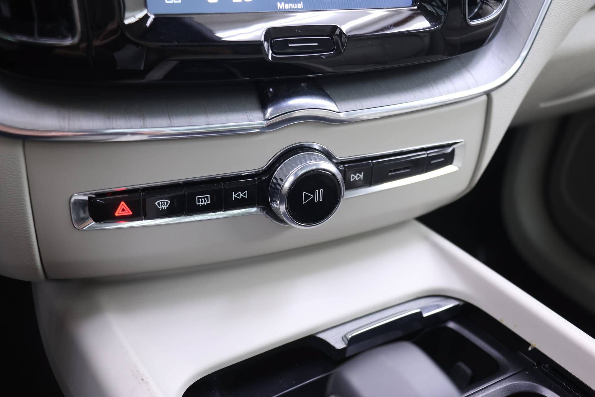 Certified 2024 Volvo XC60 B5 Plus w/ Protection Package Premier AWD/4WD image 9