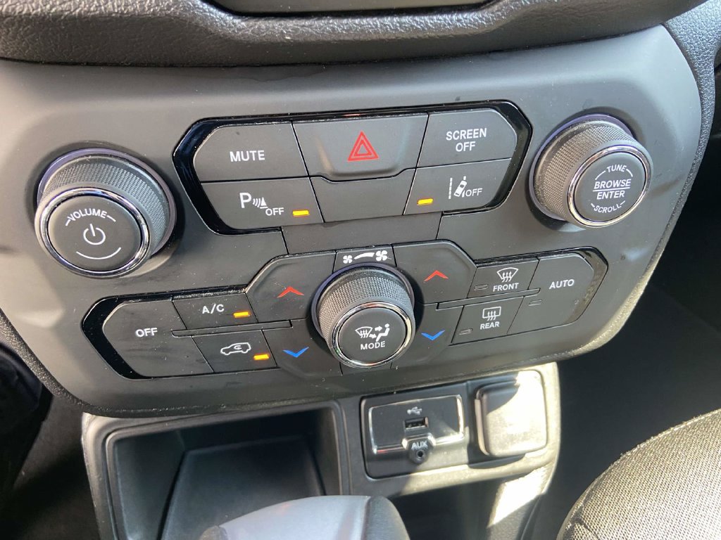 Used 2018 Jeep Renegade Altitude w/ Advanced Technology Group FWD image 23