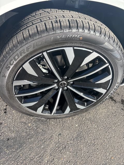 New 2026 Volvo XC90 B6 Plus w/ Protection Package Premier AWD/4WD image 12