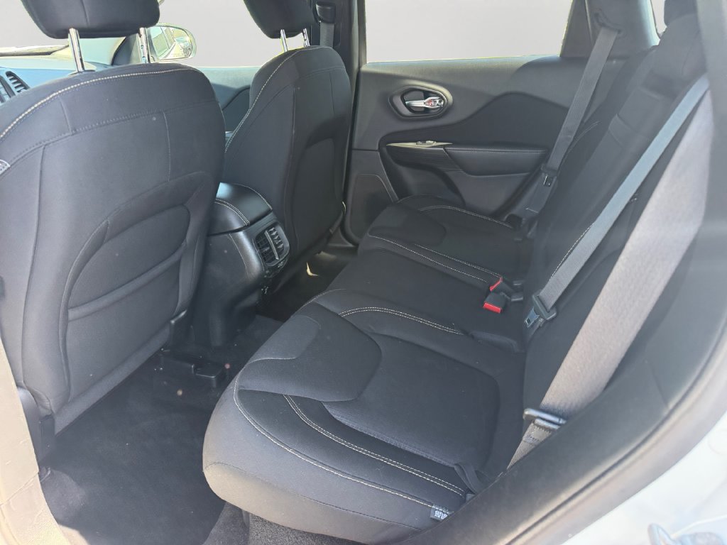 Used 2016 Jeep Cherokee Latitude w/ Cold Weather Group AWD/4WD image 11