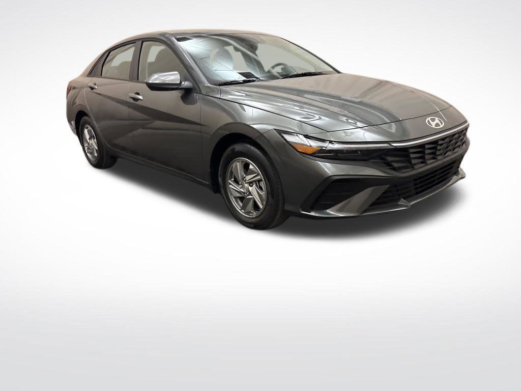 New 2026 Hyundai Elantra SE FWD image 3