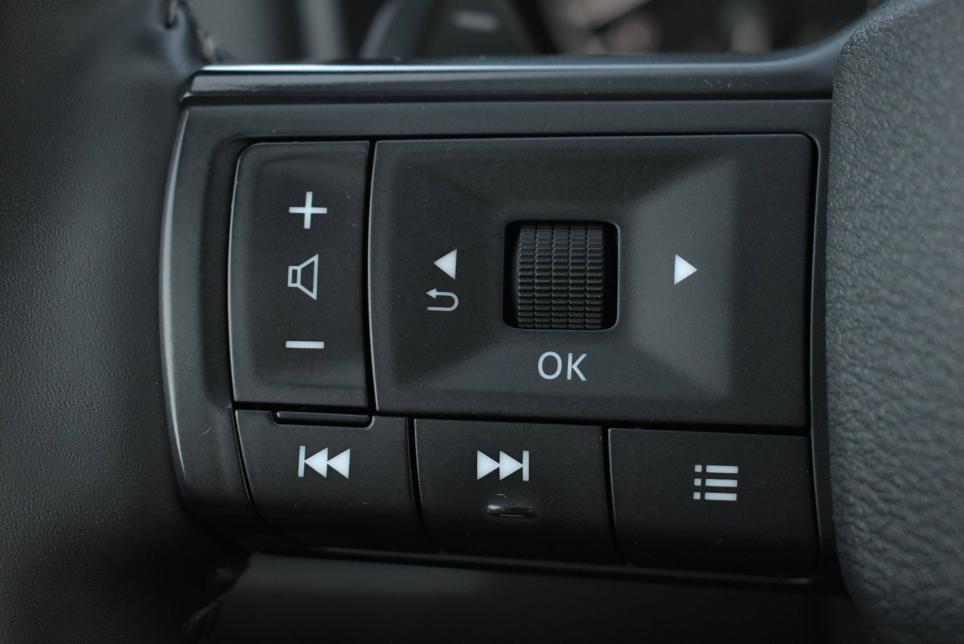 Used 2025 Nissan Rogue SV AWD/4WD image 19