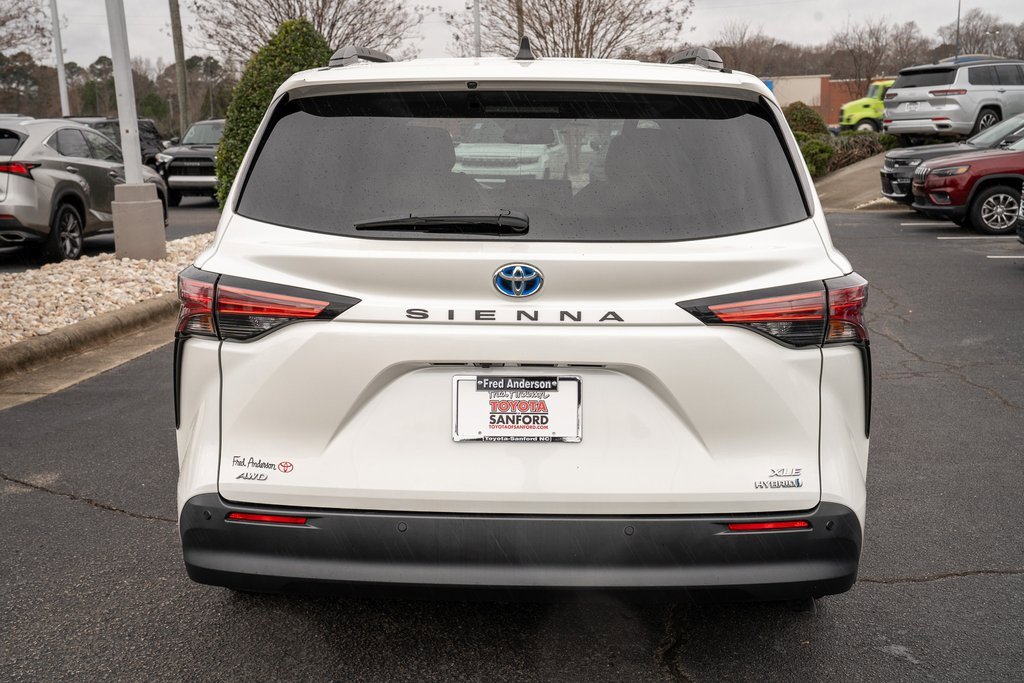 Used 2021 Toyota Sienna XLE image 4