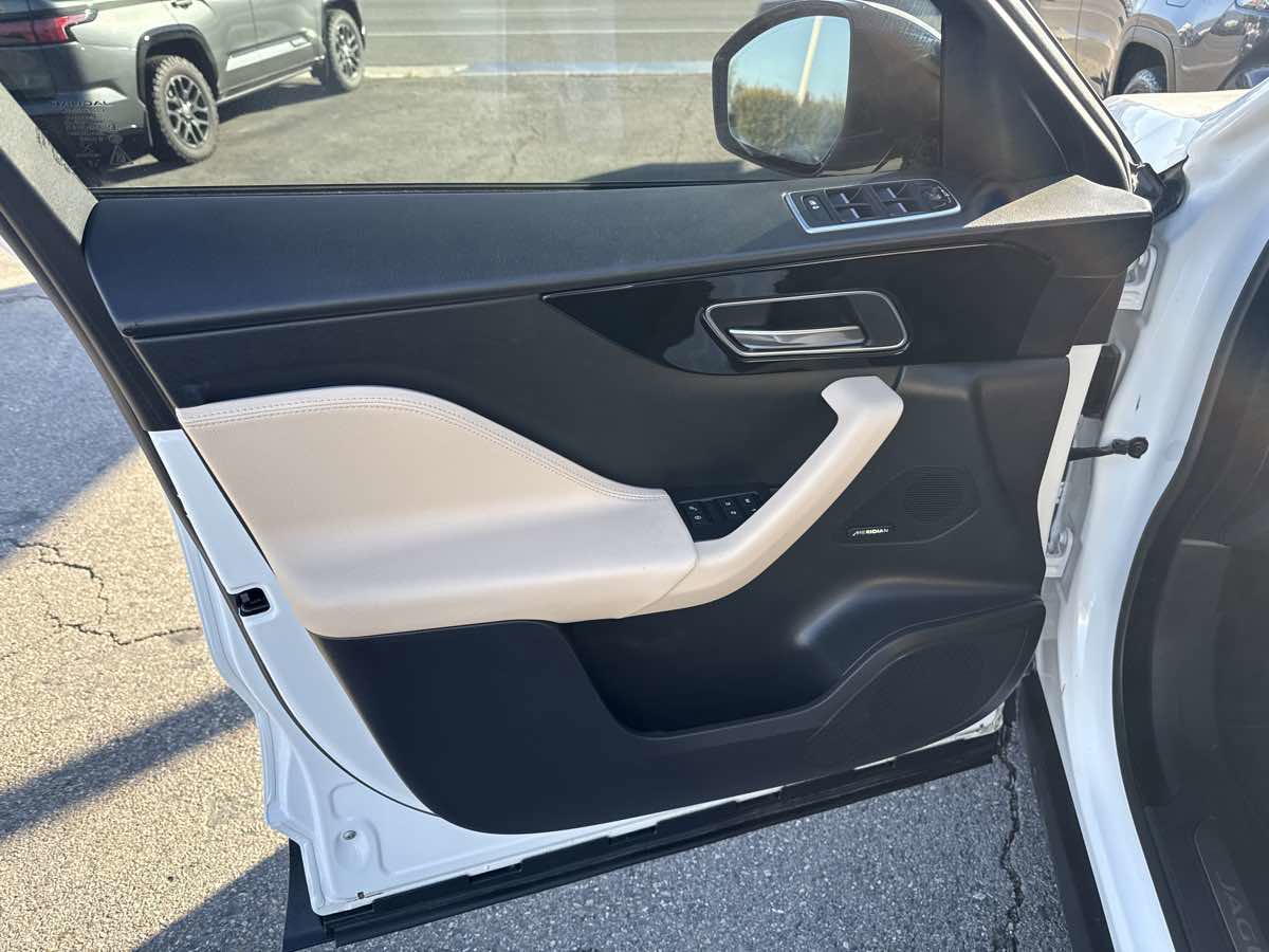 Used 2018 Jaguar F-PACE Premium image 11