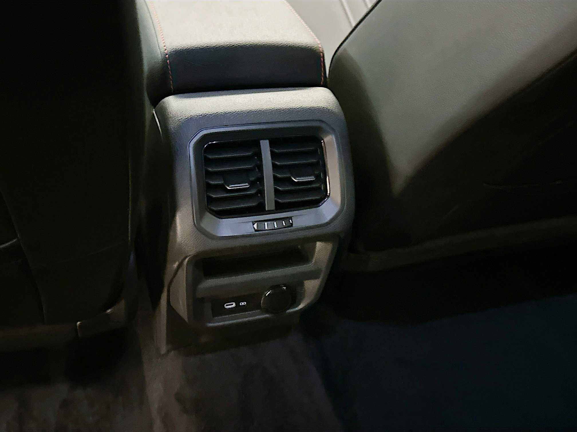 Used 2024 Volkswagen Tiguan Wolfsburg Edition image 28