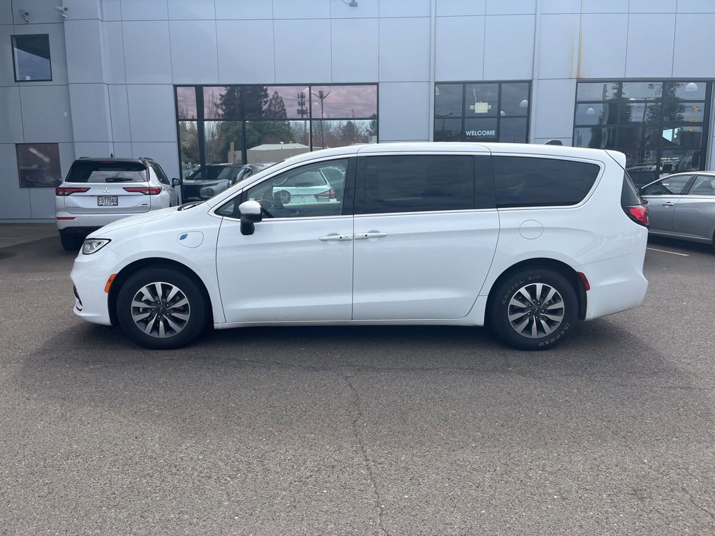 Used 2023 Chrysler Pacifica Touring-L image 4