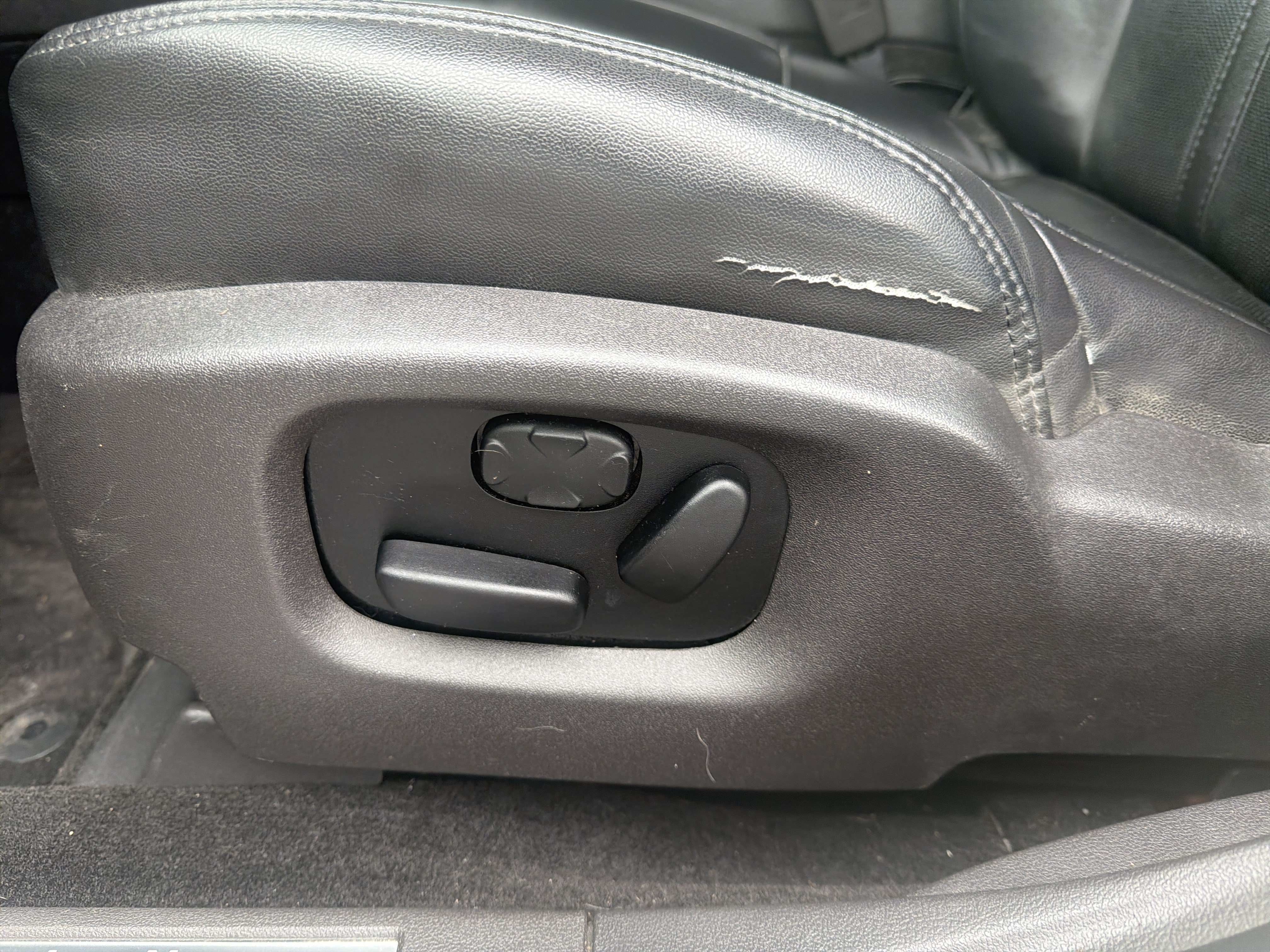 Used 2013 Lincoln MKS AWD image 19