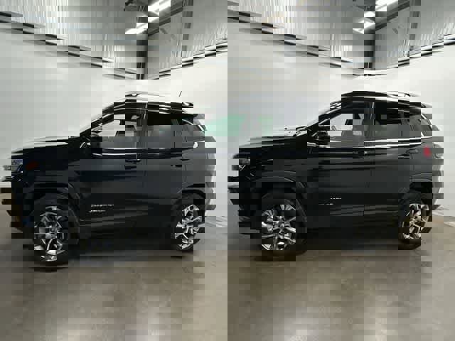 Used 2020 Jeep Cherokee Latitude Plus w/ Comfort/Convenience Group image 2