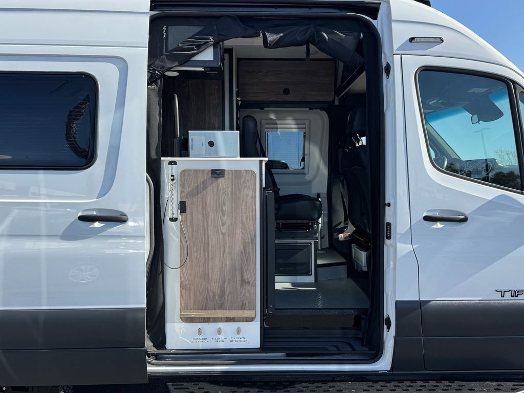 Used 2023 Mercedes-Benz Sprinter 2500 image 42