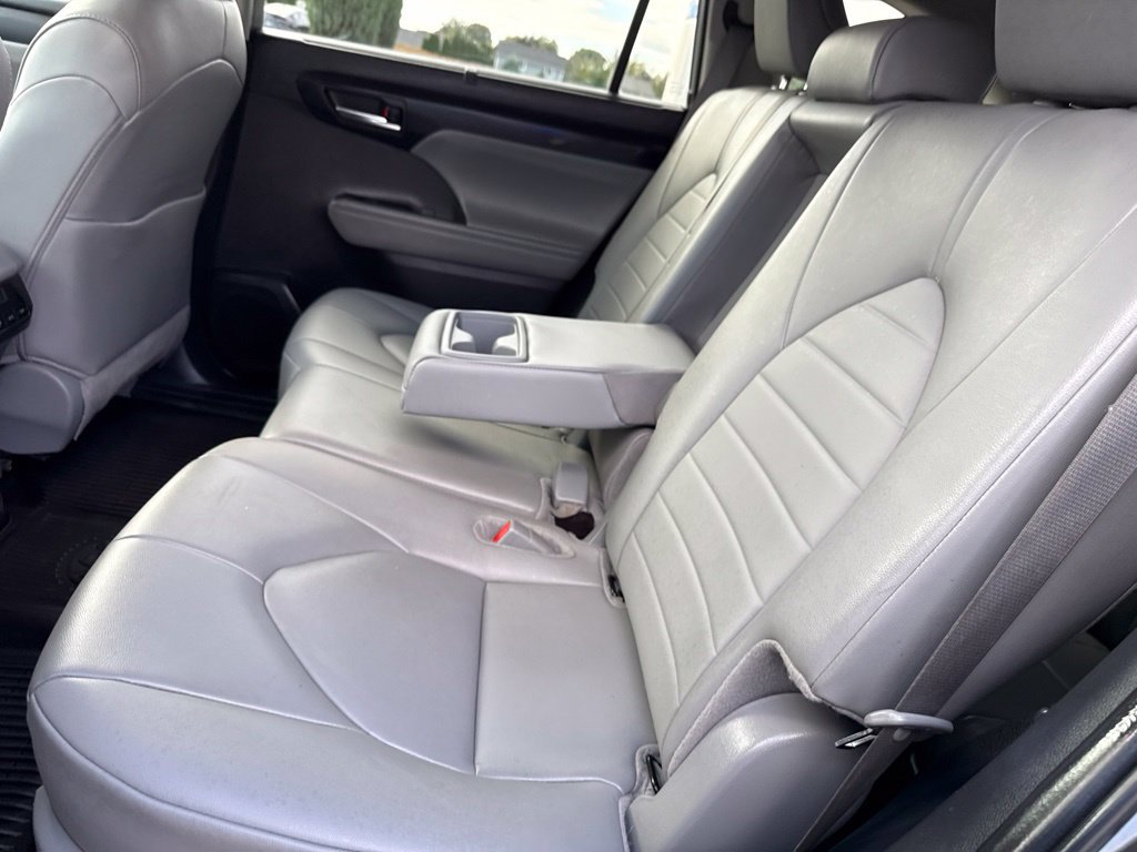 Used 2024 Toyota Highlander XLE AWD/4WD image 23