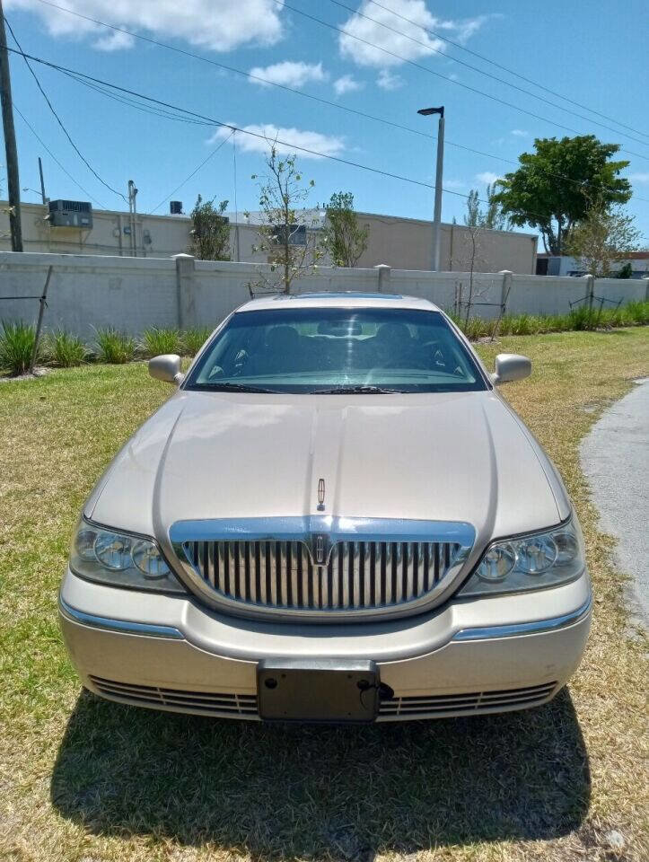 Used 2006 Lincoln Town Car Signature Limited image 3
