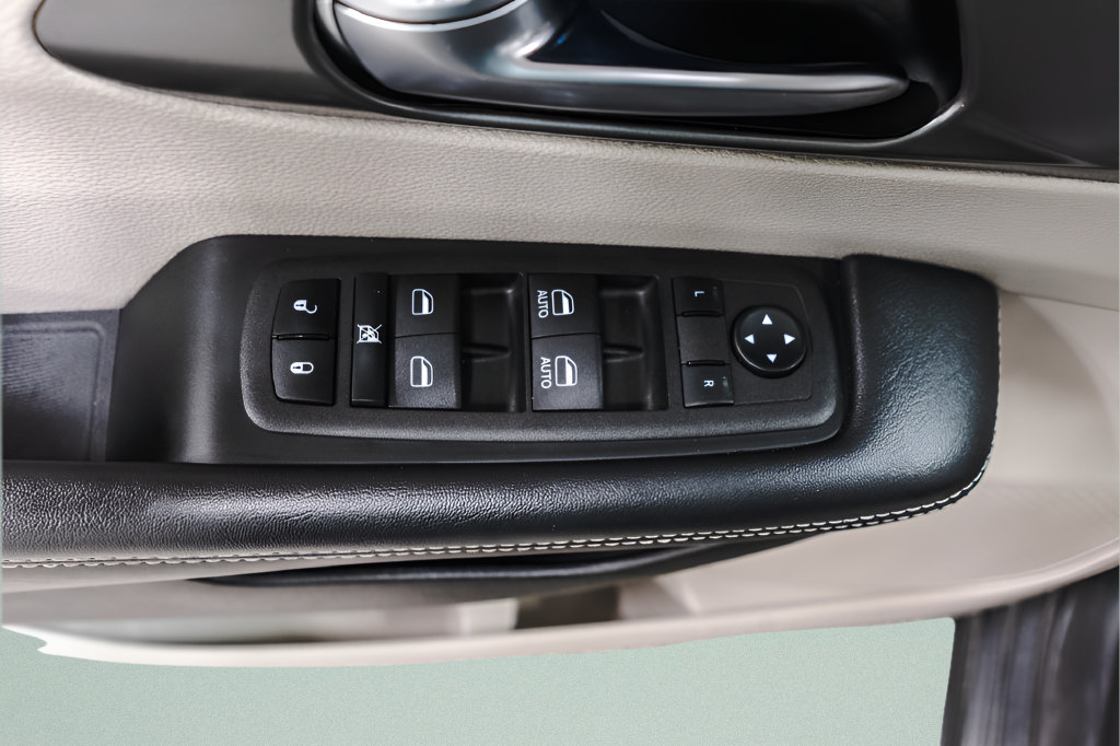 Used 2023 Chrysler Pacifica Touring-L FWD image 25