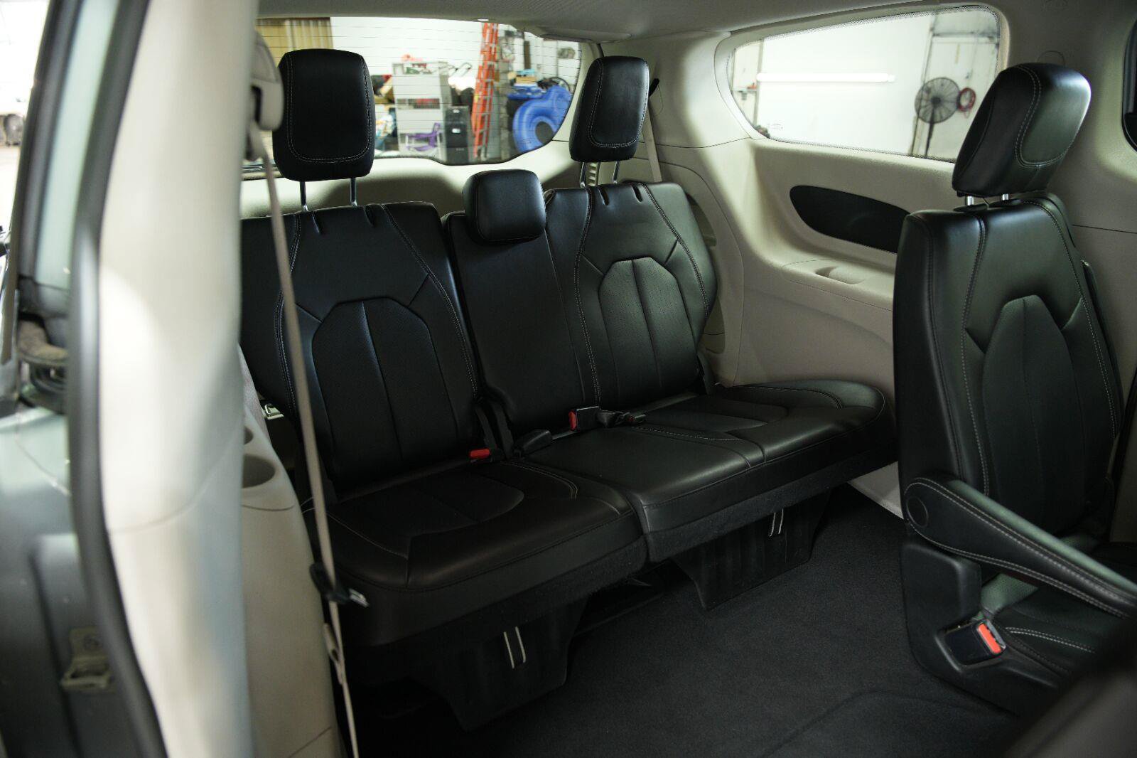 Used 2023 Chrysler Pacifica Touring-L FWD image 17