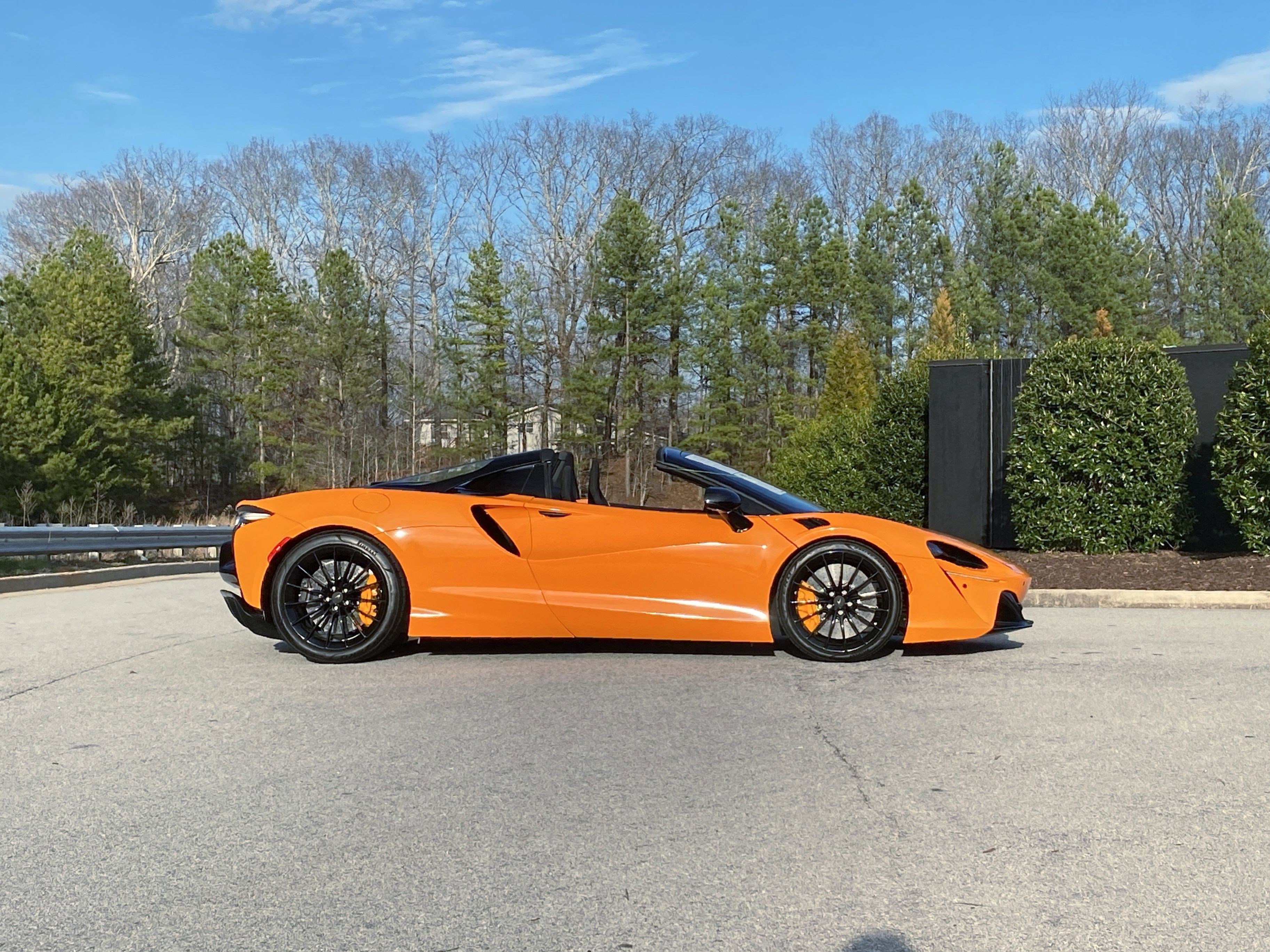Used 2025 McLaren Artura Spider image 5