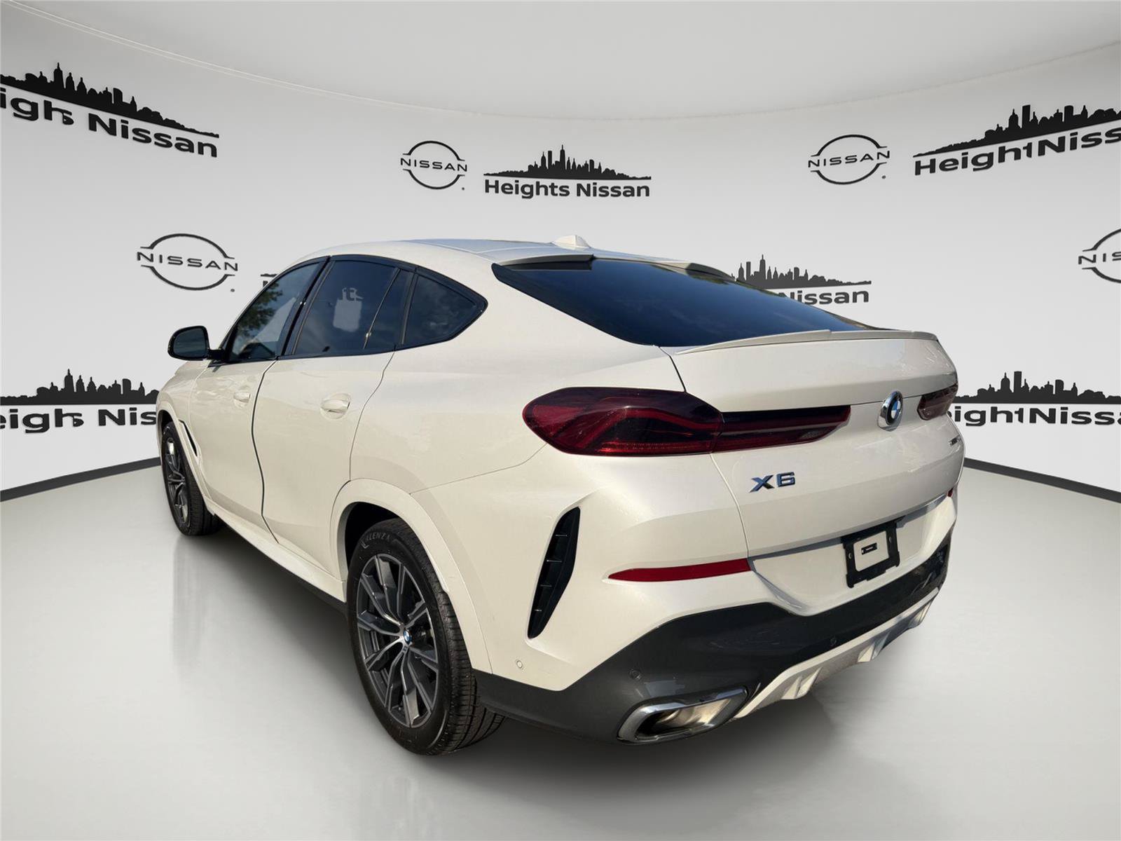 Used 2026 BMW X6 xDrive40i w/ Climate Comfort Package AWD/4WD image 3