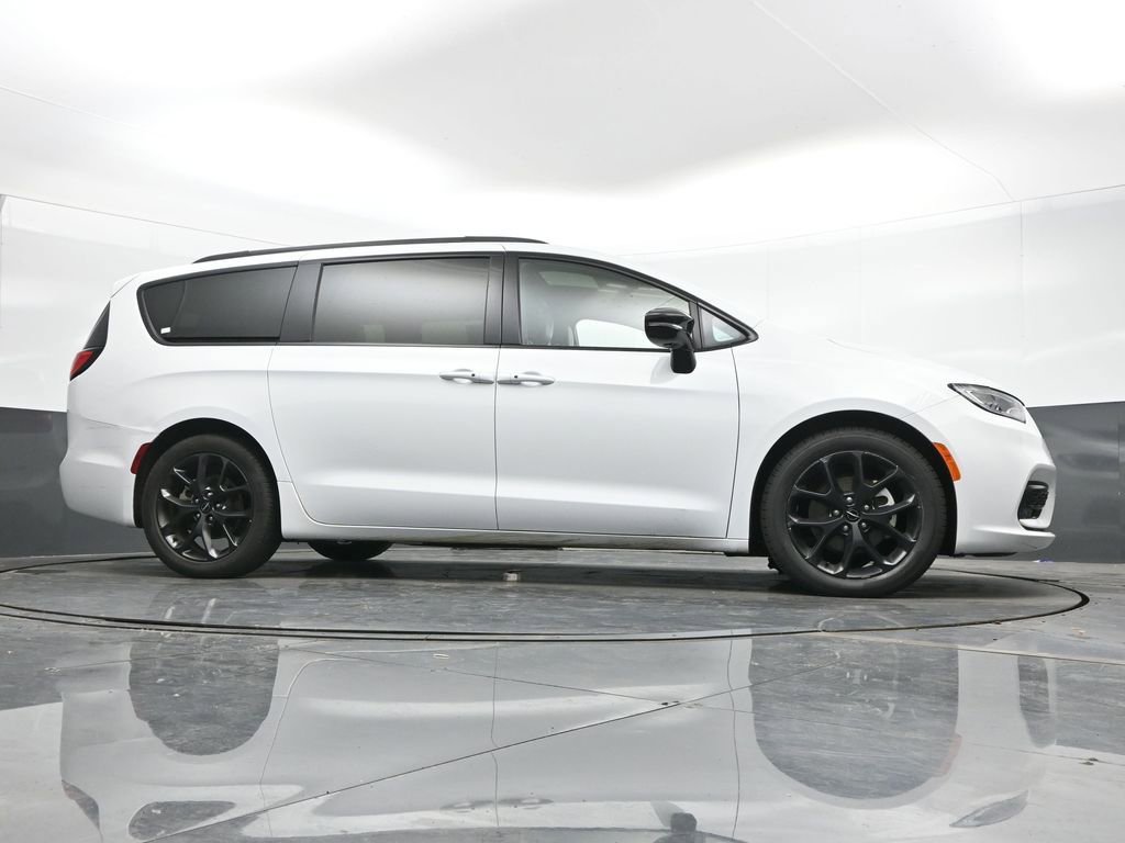 Used 2025 Chrysler Pacifica Limited image 49