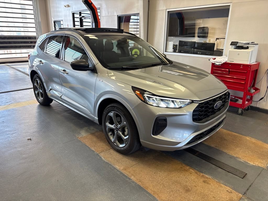 Used 2023 Ford Escape ST-Line w/ Tech Pack #1 AWD/4WD image 9