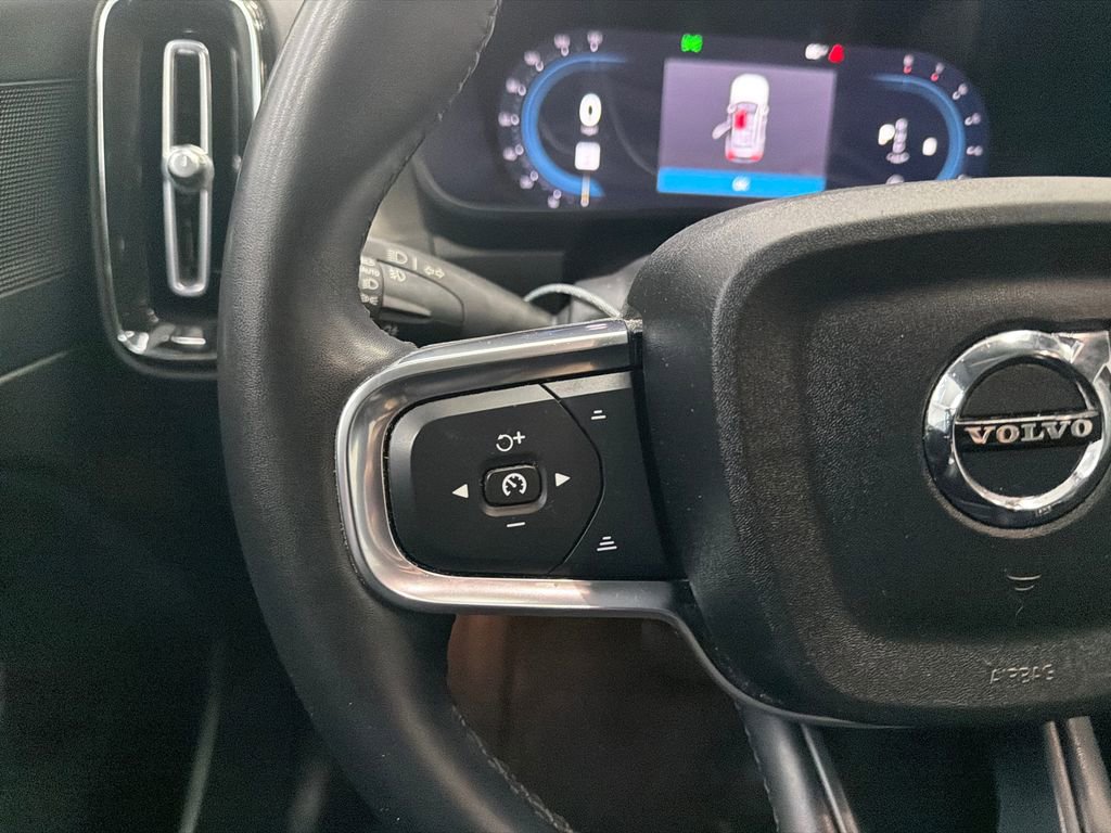 Used 2023 Volvo XC40 B5 Plus image 27