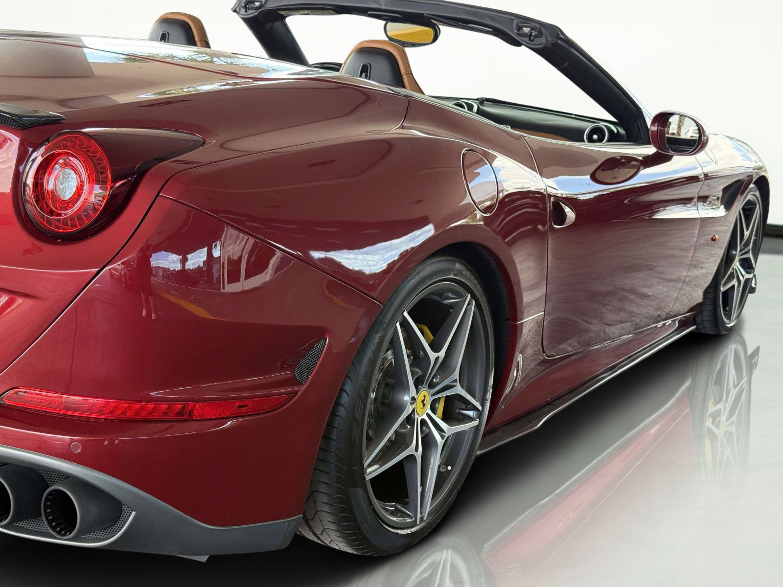 Used 2017 Ferrari California T image 32