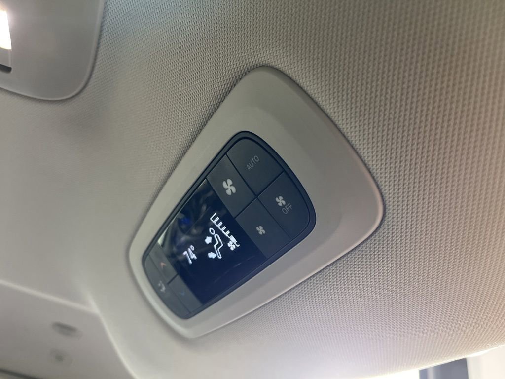 Used 2024 Chrysler Pacifica Touring-L image 6