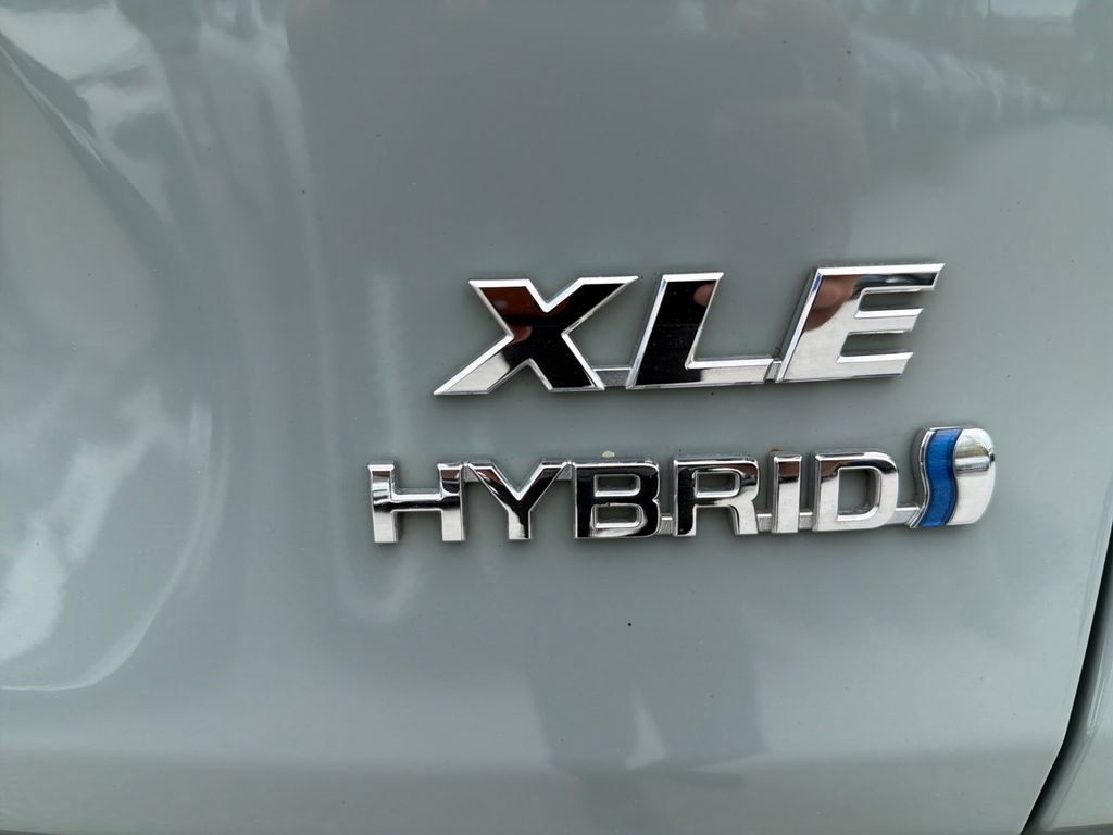 Used 2021 Toyota RAV4 XLE w/ Convenience Package AWD/4WD image 14