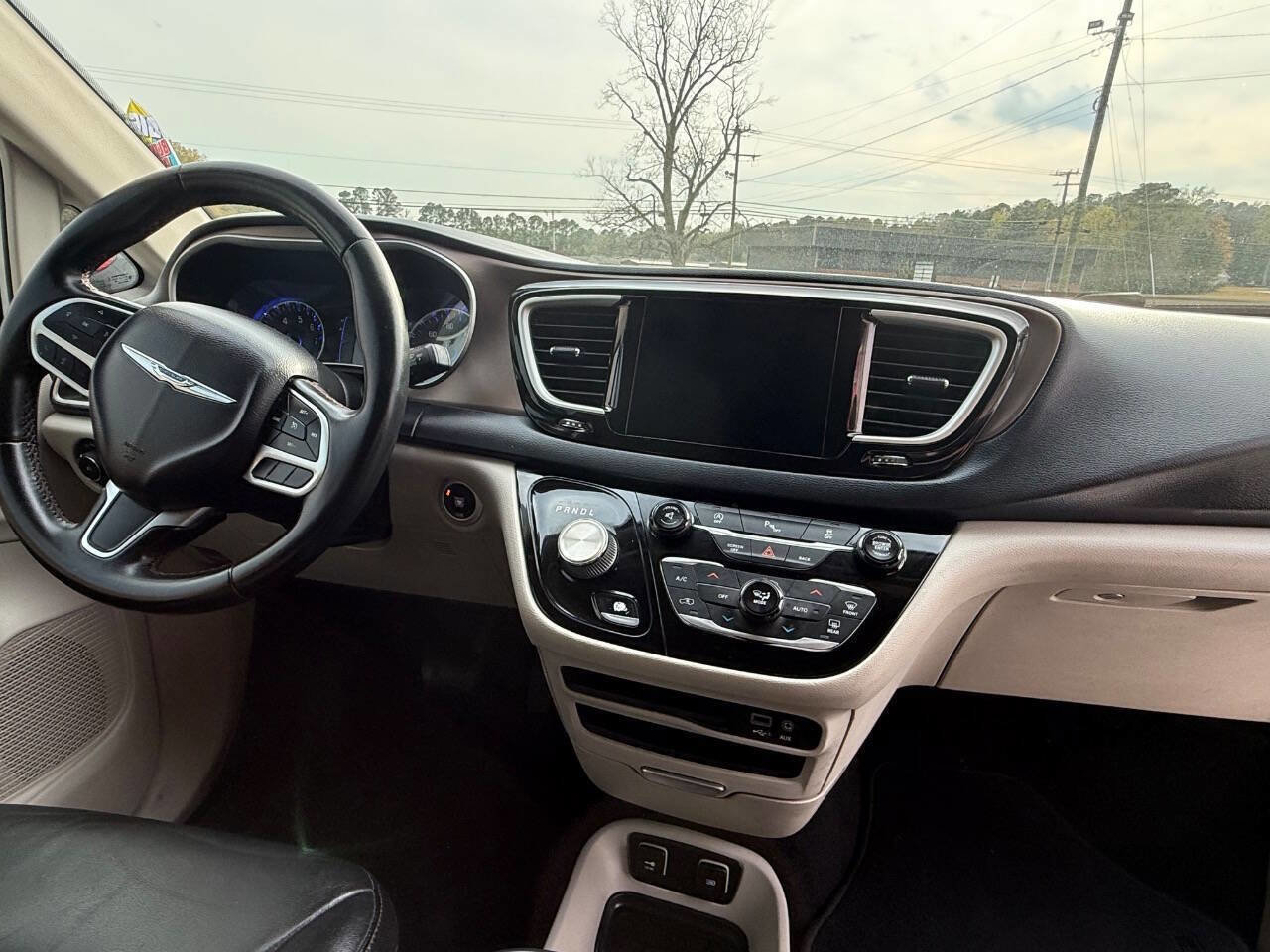 Used 2017 Chrysler Pacifica Touring-L image 15