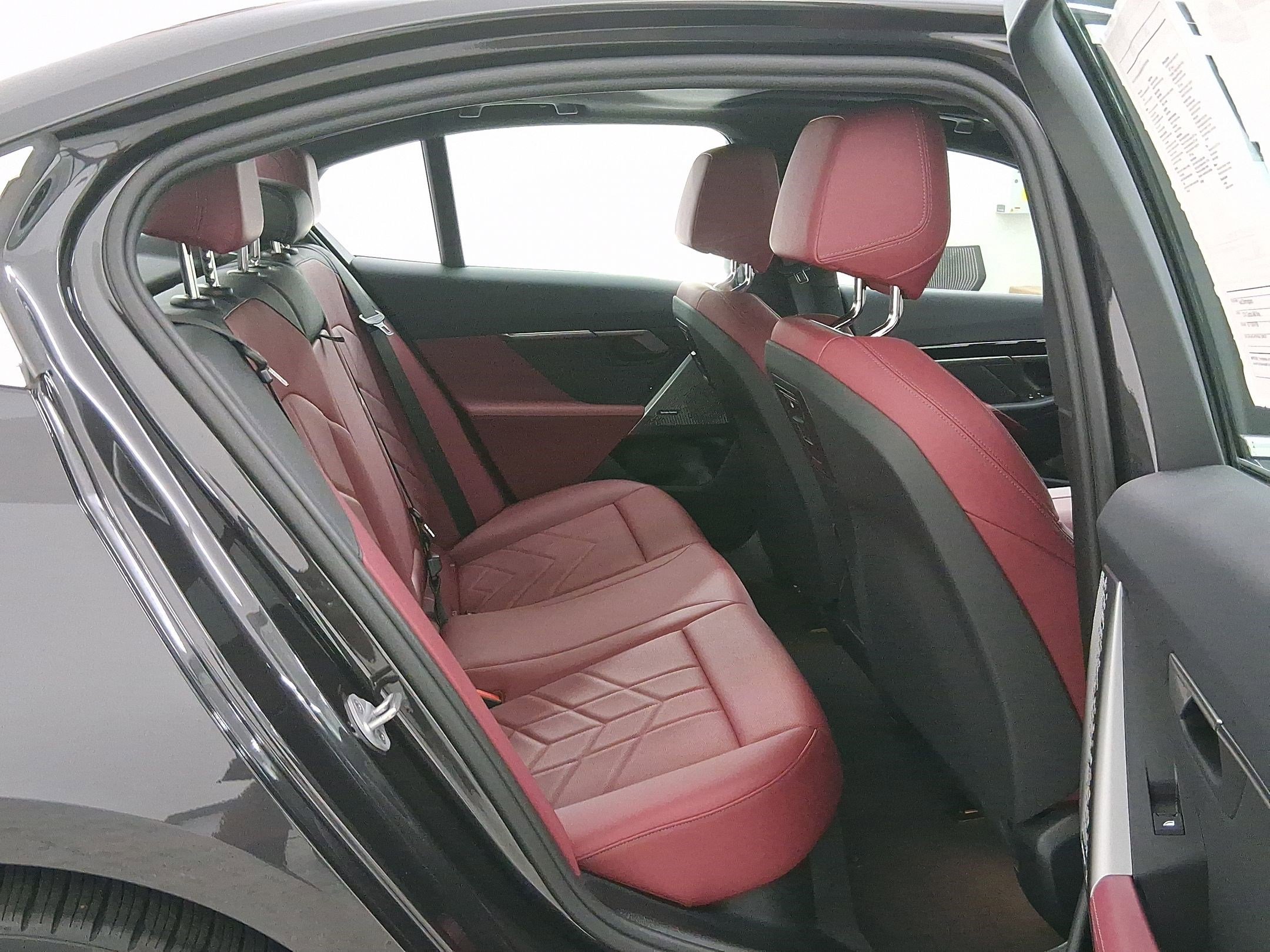 Certified 2025 BMW 530i image 31